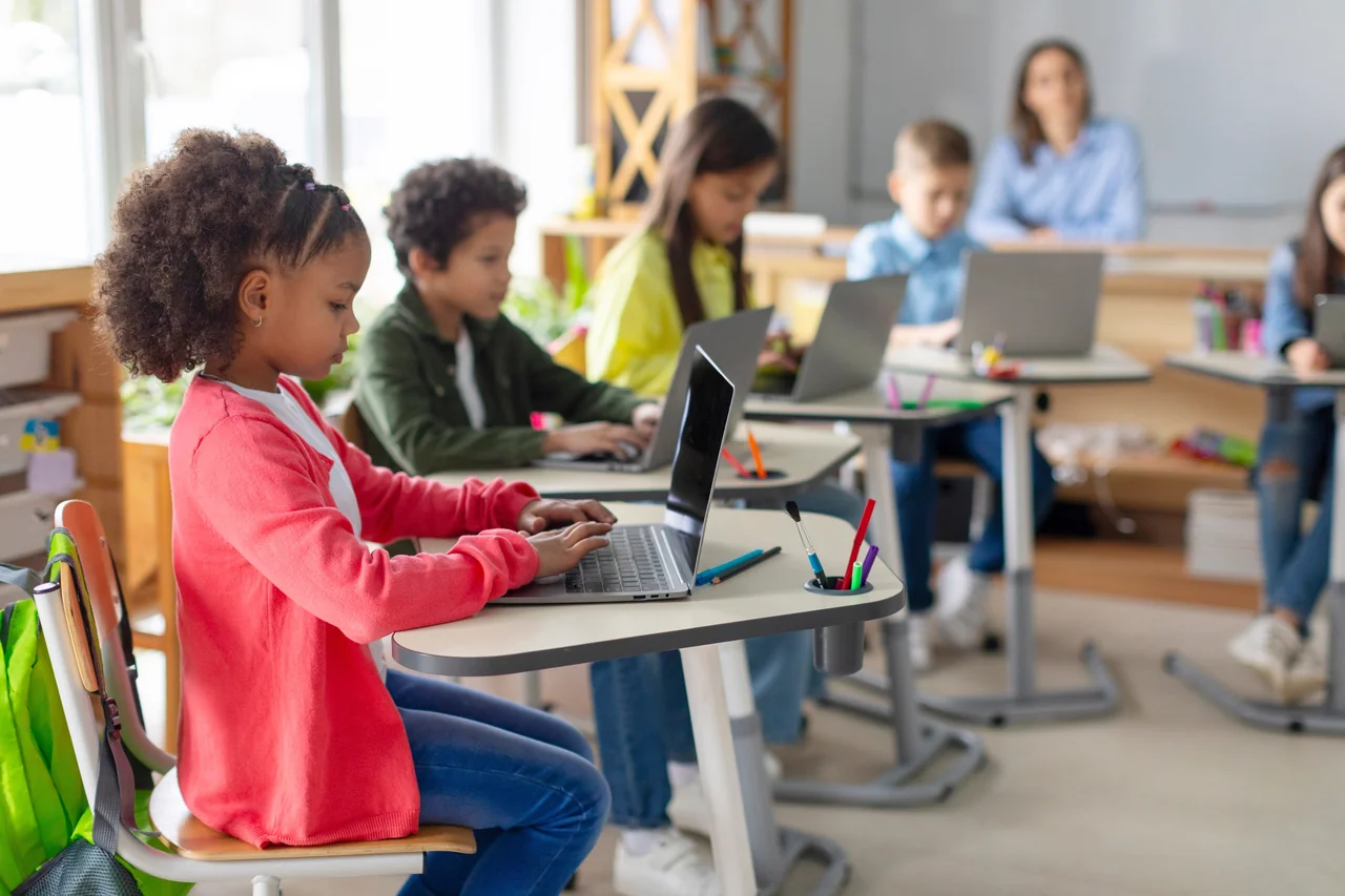 Digital Classroom: Connected and Learning