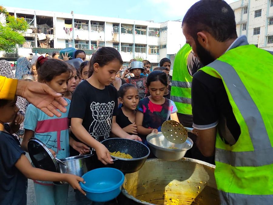 Hot meals handed out to children in Gaza