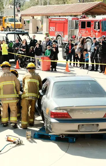 Araçtan kurtarma tatbikatı yapan itfaiye ekibi