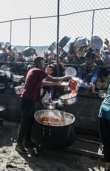 Büyük kazanlarda sıcak yemek hazırlayan mutfak ekibi