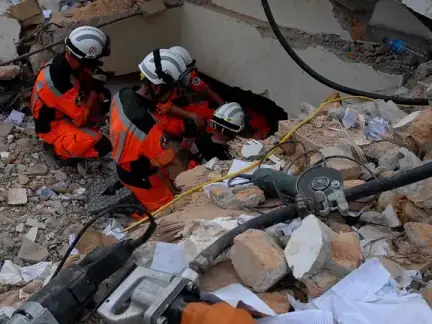 Enkazda arama kurtarma çalışması yapan ekibimiz